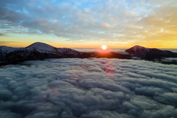 Vista Aérea Del Vibrante Amanecer Sobre Densa Niebla Blanca Con —  Fotos de Stock