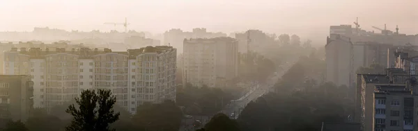 夜明けに現代都市のパノラマ上の航空ビュー — ストック写真