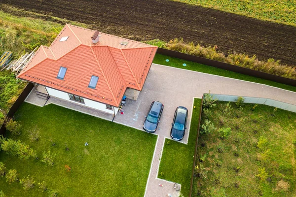 Vzdušný Výhled Střechu Domu Šindelovou Střechou Podkrovními Okny Auty Zpevněném — Stock fotografie