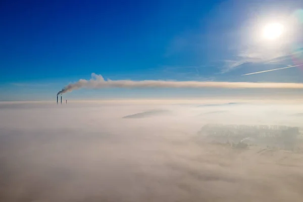 Vista Aérea Paisagem Inverno Com Campo Nebuloso Tubos Fábrica Distantes — Fotografia de Stock