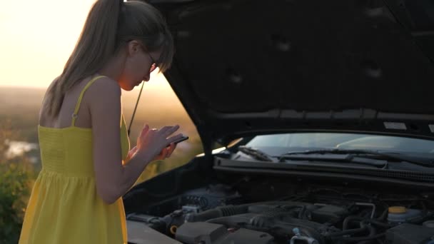 Junge Autofahrerin Die Mit Offenem Verdeck Der Nähe Ihres Autos — Stockvideo
