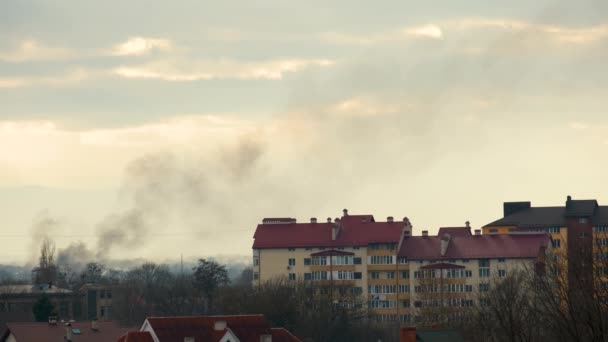 Sűrű Fekete Füst Emelkedik Fel Épületek Között Lakóövezetben — Stock videók
