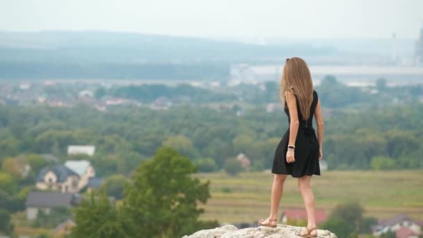 Siyah Kısa Elbiseli Uzun Saçlı Genç Güzel Bir Kadın Yaz — Stok video