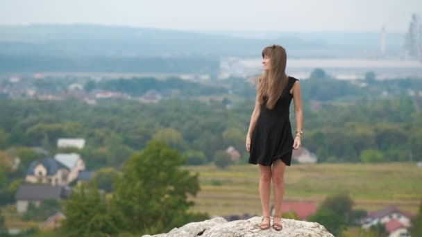 Jovem Mulher Feliz Vestido Preto Curto Topo Colina Desfrutando Dia — Vídeo de Stock