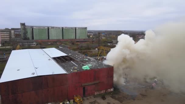 Flygfoto Brandmän Slåss Med Brand Nära Gamla Fabrik Biulding Industriområdet — Stockvideo