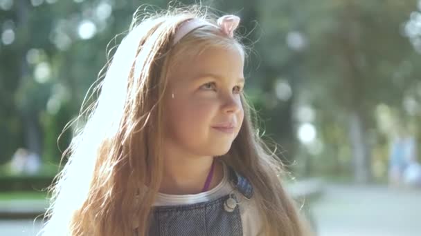 Porträt Eines Hübschen Mädchens Das Sommerpark Freien Steht Und Glücklich — Stockvideo