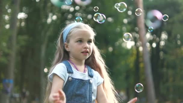Malá Šťastná Holčička Honí Mýdlové Bubliny Venku Letním Parku — Stock video