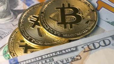 ABD doları banknotlarındaki metal, bitcoin kripto paralarını kapatın. Elektronik merkeziyetçi para kavramı.