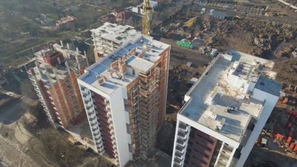 Luchtfoto Van Hoge Torenkraan Woonflatgebouwen Aanbouw Ontwikkeling Van Onroerend Goed — Stockvideo