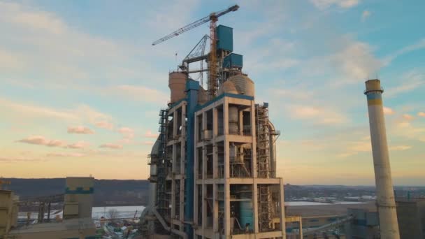 Вид Воздуха Цементный Завод Высокой Производственной Структурой Башенный Кран Производственной — стоковое видео