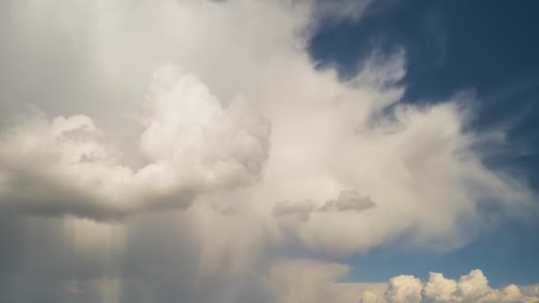Запись Быстрого Движения Тёмных Облаков Образующихся Бурном Небе Перед Грозой — стоковое видео
