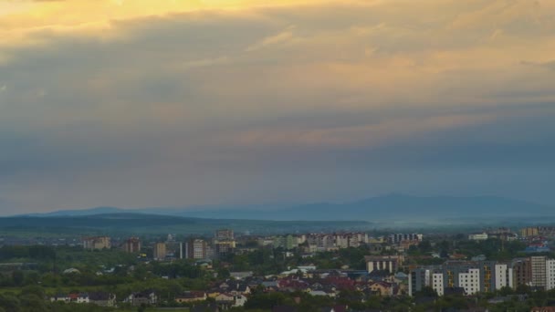 Időeltolódás Felvételek Gyorsan Mozgó Esti Felhőkről Sárga Égen Vidéki Város — Stock videók