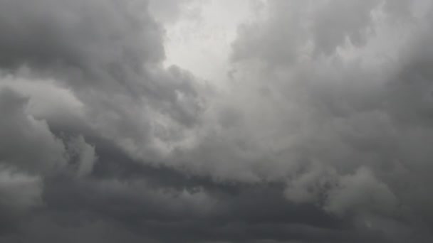 雷雨の前に嵐の空に形成される速い移動暗い雲のタイムラプス映像 — ストック動画