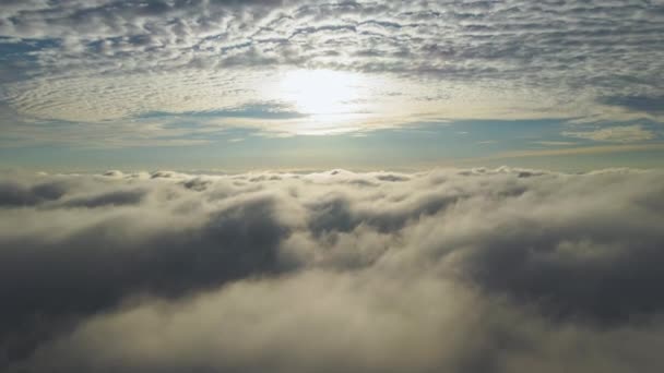 Вид Повітря Яскраво Жовтий Захід Сонця Над Білими Щільними Хмарами — стокове відео