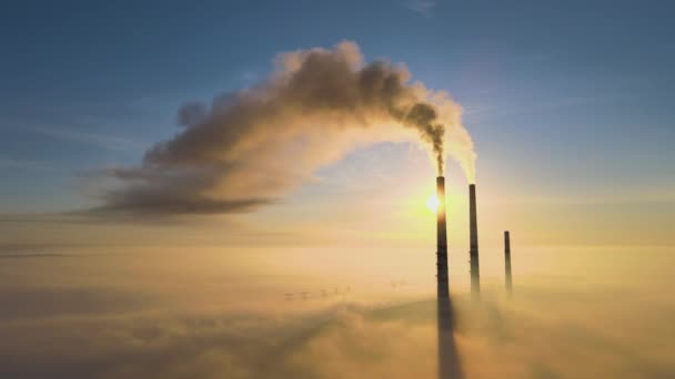 日落时分黑烟向污染大气移动的燃煤电厂高管空中景观 — 图库视频影像