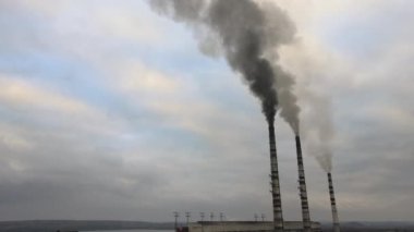 Kömür santralinin havadan görünüşü siyah dumanlı yüksek borular atmosferi kirletiyor.