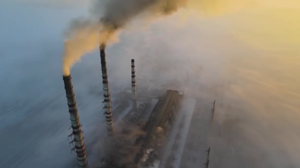 Vista Aérea Las Altas Tuberías Las Centrales Eléctricas Carbón Con — Vídeos de Stock