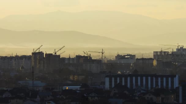 Paisagem Urbana Com Edifícios Altos Distantes Construção Guindastes Torre Movimento — Vídeo de Stock