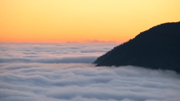 Time Lapse Lontane Colline Montagna Scure Circondate Bianche Nuvole Nebbiose — Video Stock