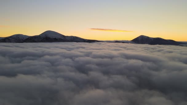 Vista Aérea Del Vibrante Amanecer Sobre Densa Niebla Blanca Con — Vídeos de Stock