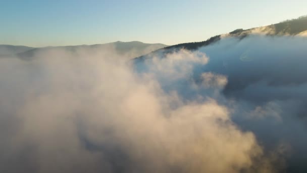 Pemandangan Udara Atas Awan Yang Bergerak Cepat Berkabut Menutupi Bukit — Stok Video