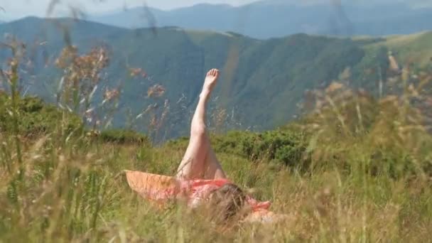 Uzun Bacaklı Genç Bir Kadın Yeşil Çimlere Uzanıp Güneşli Bir — Stok video