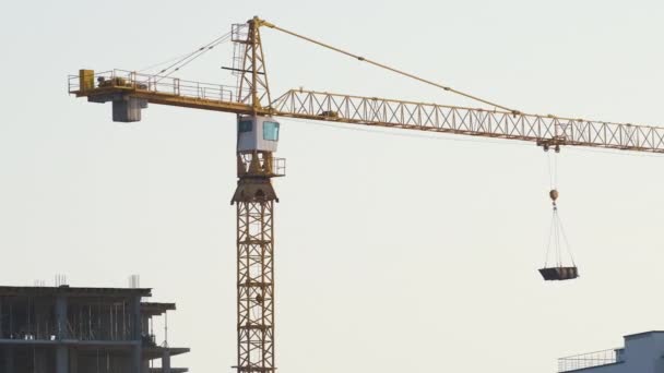 Vue Aérienne Des Grues Tour Des Immeubles Résidentiels Élevés Construction — Video