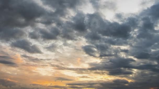 Time Lapse Beelden Van Snel Bewegende Avond Wolken Gele Hemel — Stockvideo