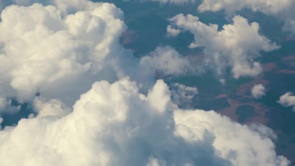 Vedere Aeriană Fereastra Avionului Nori Albi Pufoși Ziua Însorită Strălucitoare — Videoclip de stoc