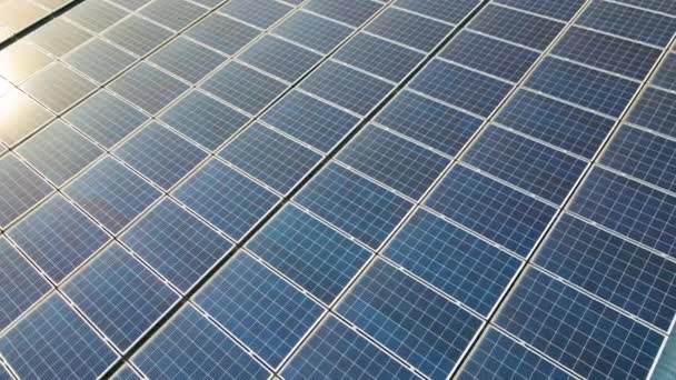 Luftaufnahme Der Oberfläche Blauer Photovoltaik Sonnenkollektoren Die Auf Dem Dach — Stockvideo