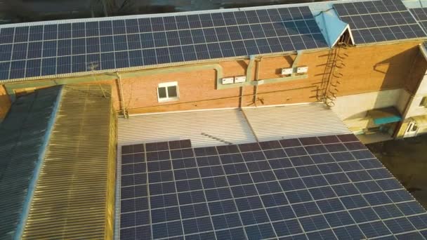 Painéis Solares Fotovoltaicos Azuis Montados Telhado Construção Para Produzir Eletricidade — Vídeo de Stock