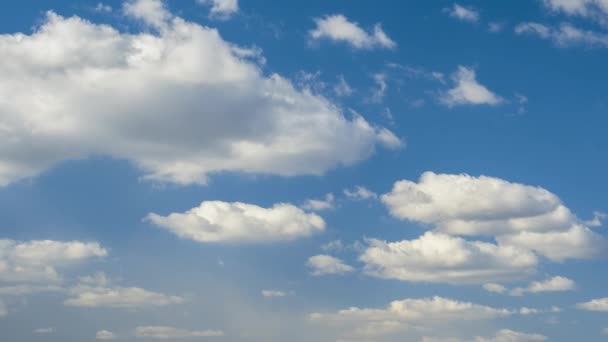 Imágenes Lapso Tiempo Nubes Blancas Movimiento Rápido Cielo Azul Claro — Vídeos de Stock