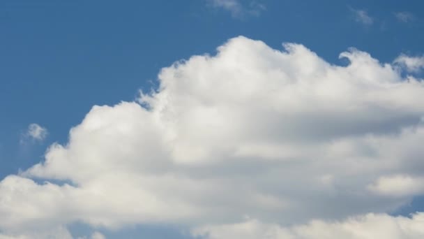 Imagens Lapso Tempo Nuvens Brancas Movimento Rápido Céu Azul Claro — Vídeo de Stock