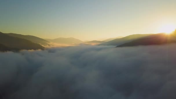 Luchtfoto Van Levendige Zonsondergang Boven Witte Dichte Bewolking Met Verre — Stockvideo