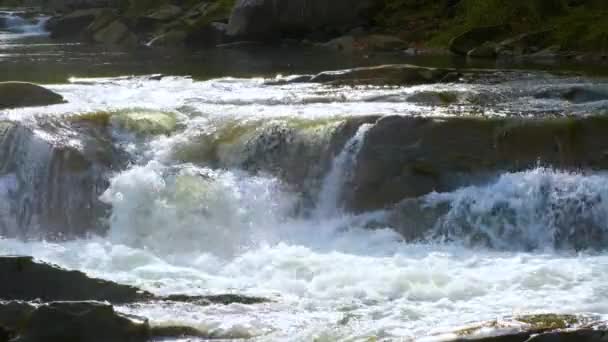 Gebirgsfluss Mit Klarem Türkisfarbenem Wasser Das Kaskaden Zwischen Nassen Felsbrocken — Stockvideo