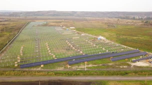 Veduta Aerea Della Centrale Solare Costruzione Campo Verde Montaggio Quadri — Video Stock