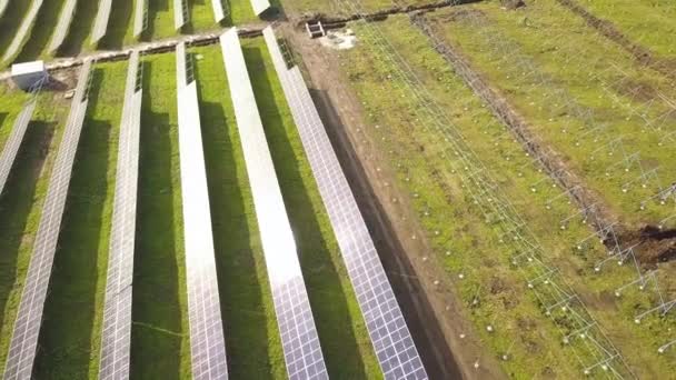 Vista Aérea Planta Energía Solar Construcción Campo Verde Montaje Paneles — Vídeos de Stock