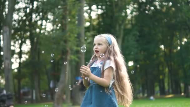 Glückliches Kleines Mädchen Das Draußen Grünen Park Seifenblasen Fängt Sommeraktivitäten — Stockvideo