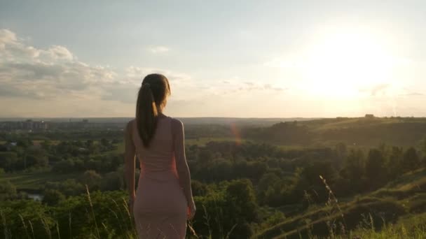 Mujer Joven Pie Campo Verde Mirando Atardecer Vista Naturaleza Noche — Vídeos de Stock