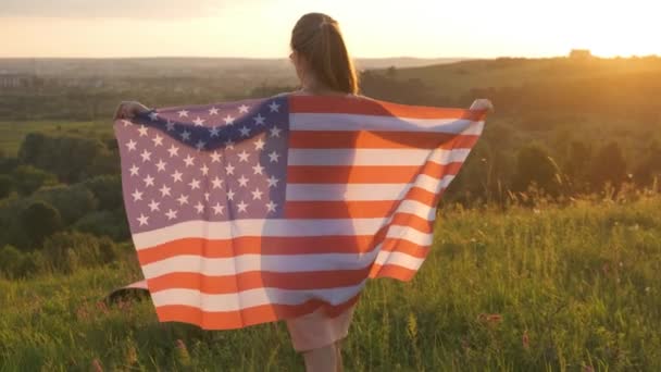 Gün Batımında Amerikan Bayrağıyla Dışarıda Oturan Mutlu Kadının Arka Görüntüsü — Stok video