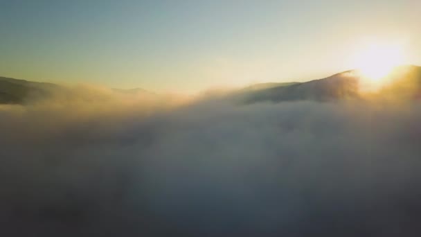 Luchtfoto Van Levendige Zonsondergang Boven Witte Dichte Bewolking Met Verre — Stockvideo