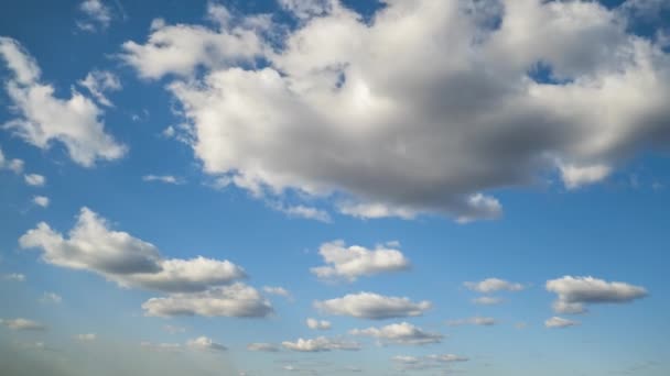 Waktu Selang Cuplikan Cepat Bergerak Awan Putih Langit Biru Jernih — Stok Video