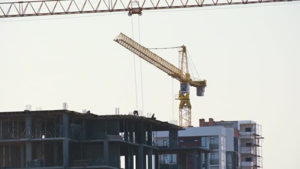 Luchtfoto Van Torenkranen Hoge Residentiële Flatgebouwen Aanbouw Ontwikkeling Van Onroerend — Stockvideo