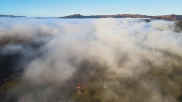 Kilátás Felülről Élénk Táj Ködös Felhők Borító Hegyi Dombok Falusi — Stock videók