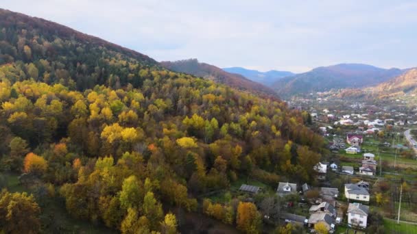 Вид Повітря Сільське Село Невеликими Будинками Між Осінніми Гірськими Пагорбами — стокове відео