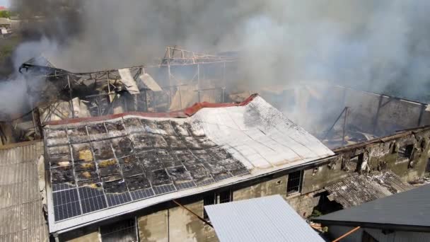 Widok Lotu Płonącego Budynku Zapadniętym Dachem Rosnącym Ciemnym Dymem — Wideo stockowe
