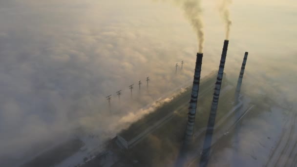 日没時に大気汚染が進行する黒煙管の高い石炭火力発電所の空中図 — ストック動画