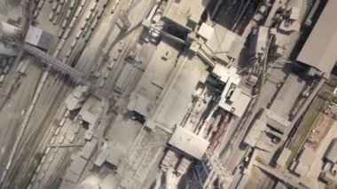 Yüksek beton yapısı olan çimento fabrikasının havadan görünüşü ve endüstriyel üretim alanında kule vinci. Üretim ve küresel sanayi kavramı.