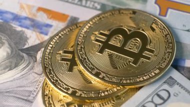ABD doları banknotlarındaki metal, bitcoin kripto paralarını kapatın. Elektronik merkeziyetçi para kavramı.