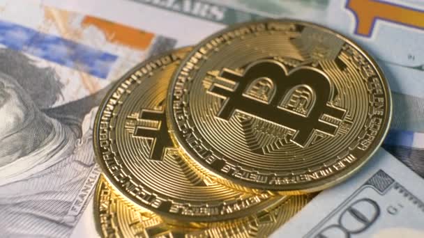 Primer Plano Metal Brillante Bitcoin Monedas Criptomonedas Billetes Dólar Estadounidense — Vídeos de Stock
